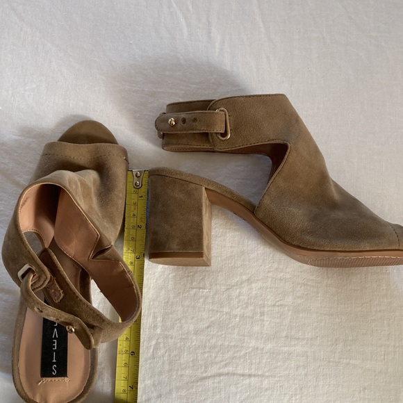 Steve Madden tan suede sandals in size 7 1/2. - Picture 5 of 8